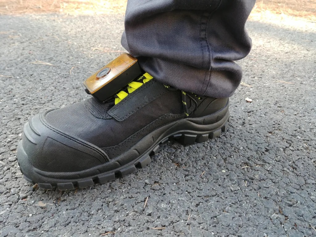 Connected Safety Shoes for Worker Protection - Intellinium